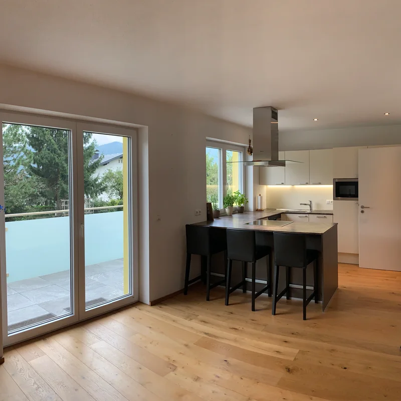 Küche mit Geschirrspüler, Herd, Mikrowelle