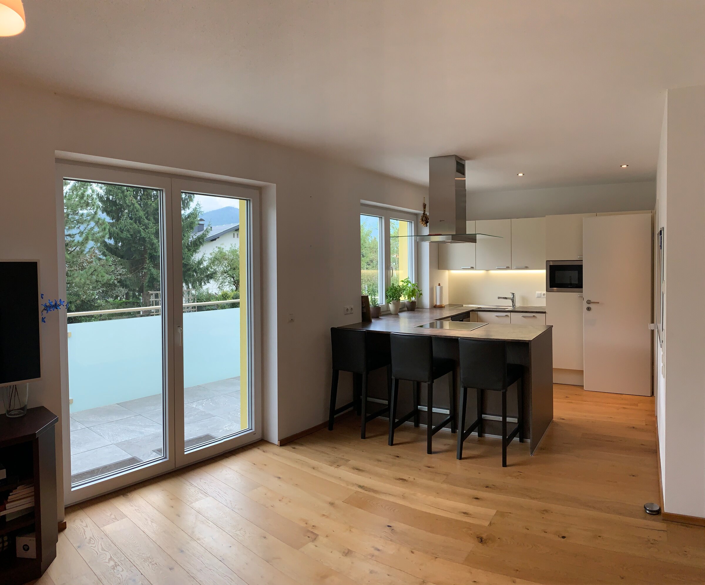 Küche mit Geschirrspüler, Herd, Mikrowelle