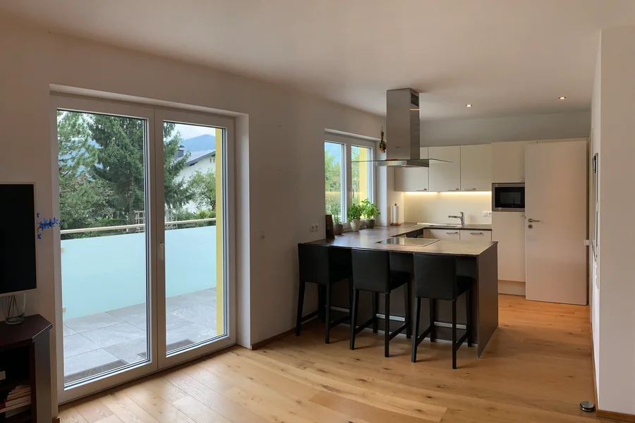 Küche mit Geschirrspüler, Herd, Mikrowelle