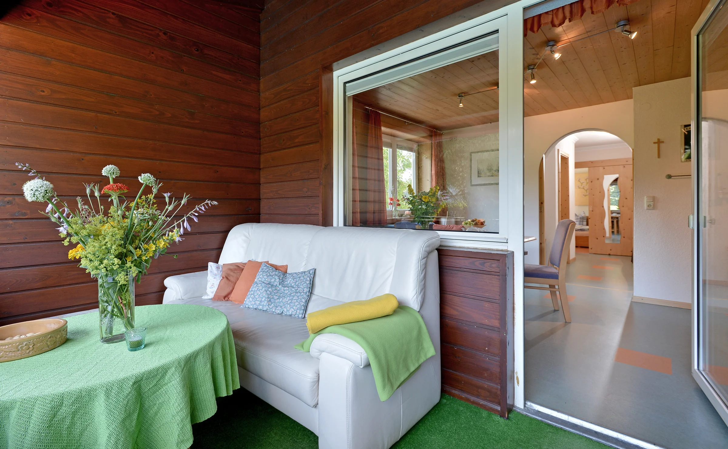 Südterrasse mit gemütlicher Sofaecke