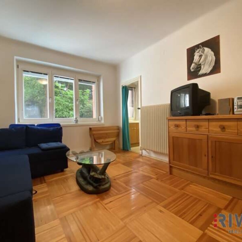 Zimmer mit Blick Richtung Küche und Innenhof | © -