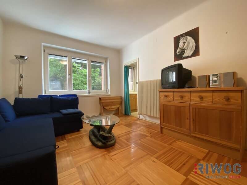 Zimmer mit Blick Richtung Küche und Innenhof | © -