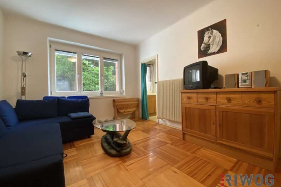 Zimmer mit Blick Richtung Küche und Innenhof | © -
