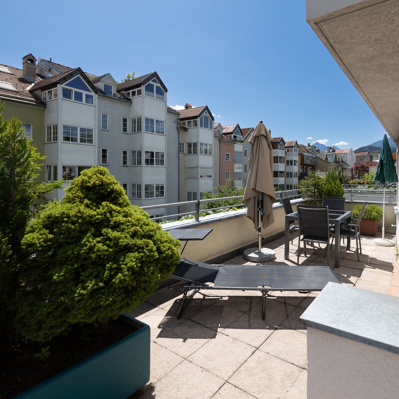 Sonnige Dachterrasse einer 2-Zimmer-Wohnung zur Kurzzeitmiete & Wohnen auf Zeit für 1 bis 6 Monate in Innsbruck