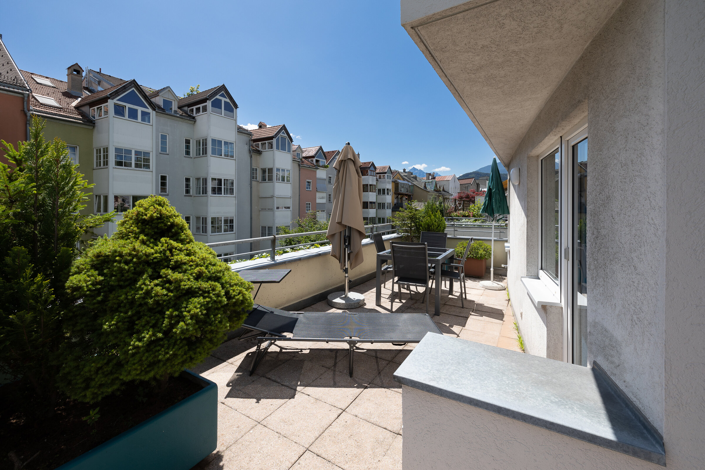 Sonnige Dachterrasse einer 2-Zimmer-Wohnung zur Kurzzeitmiete & Wohnen auf Zeit für 1 bis 6 Monate in Innsbruck