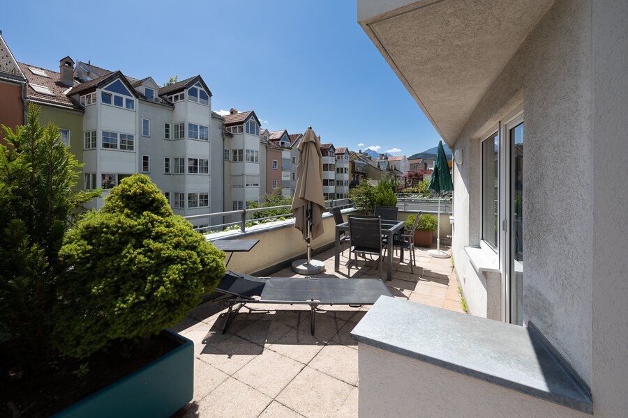 Sonnige Dachterrasse einer 2-Zimmer-Wohnung zur Kurzzeitmiete & Wohnen auf Zeit für 1 bis 6 Monate in Innsbruck