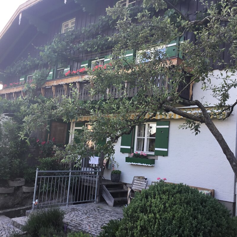 Charmantes Landhaus mit Balkon & Blumen: 2-Zimmer Wohnung, Kurzzeitmiete & Wohnen auf Zeit 1–6 Monate, Elsbethen