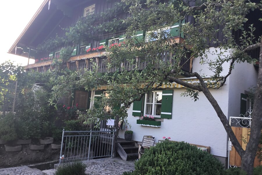 Charmantes Landhaus mit Balkon & Blumen: 2-Zimmer Wohnung, Kurzzeitmiete & Wohnen auf Zeit 1–6 Monate, Elsbethen