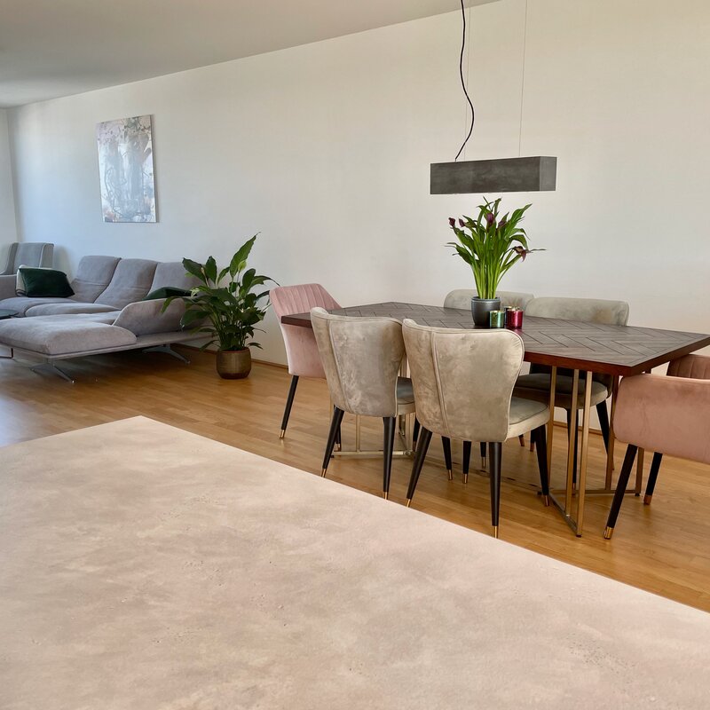 Wohnzimmer mit offener Küche und Essbereich | © © Alexis Seyfried
