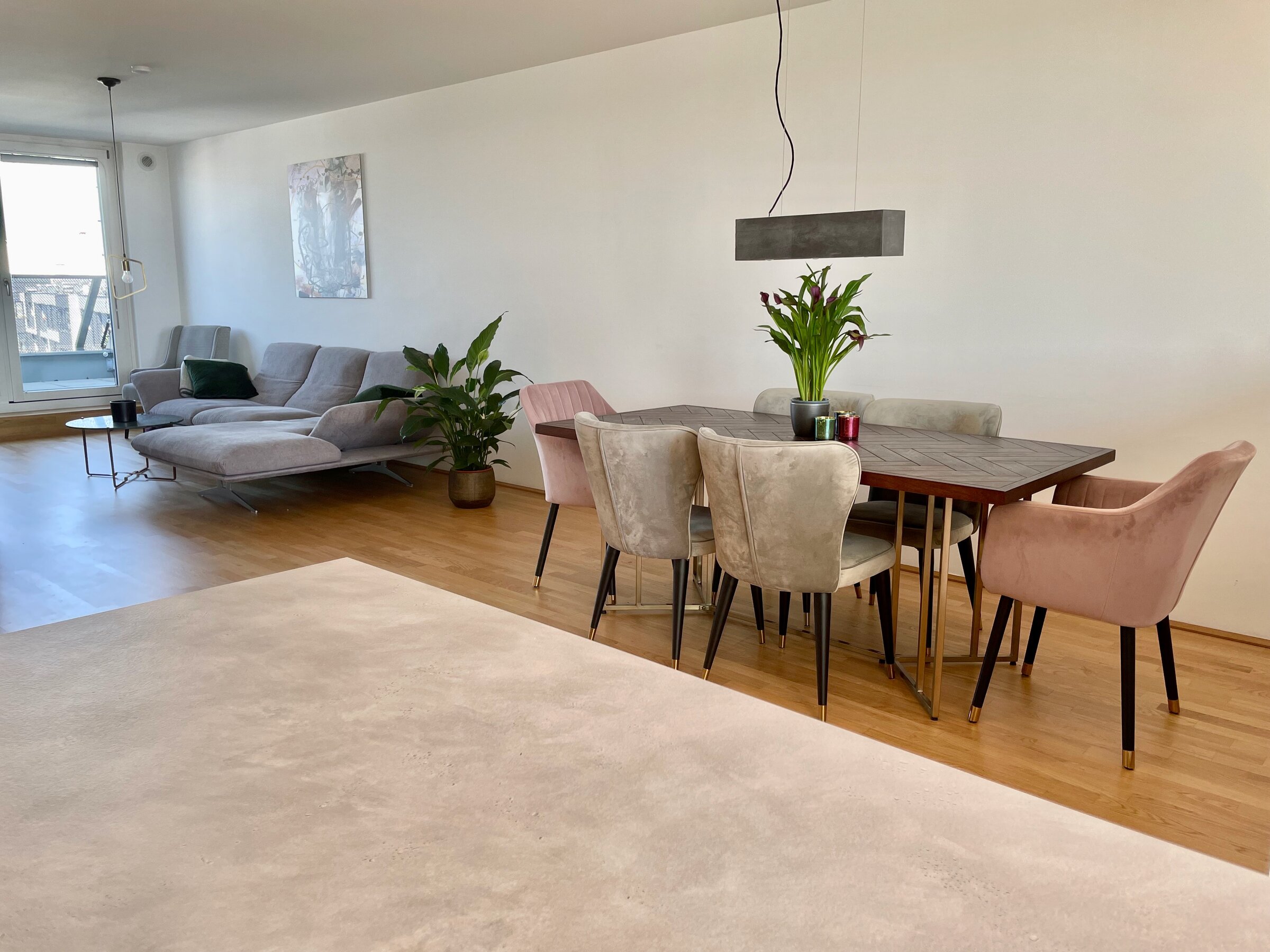 Wohnzimmer mit offener Küche und Essbereich | © © Alexis Seyfried