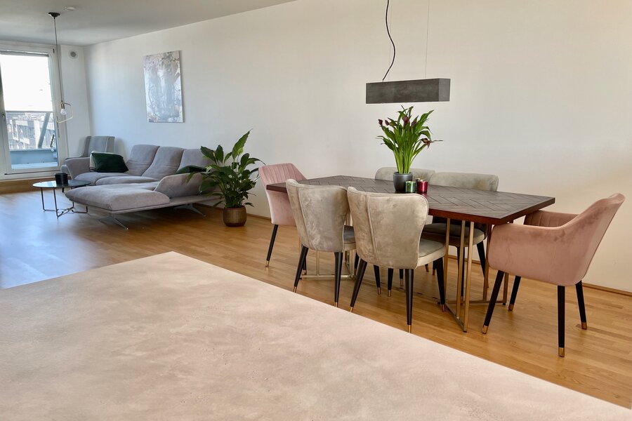 Wohnzimmer mit offener Küche und Essbereich | © © Alexis Seyfried