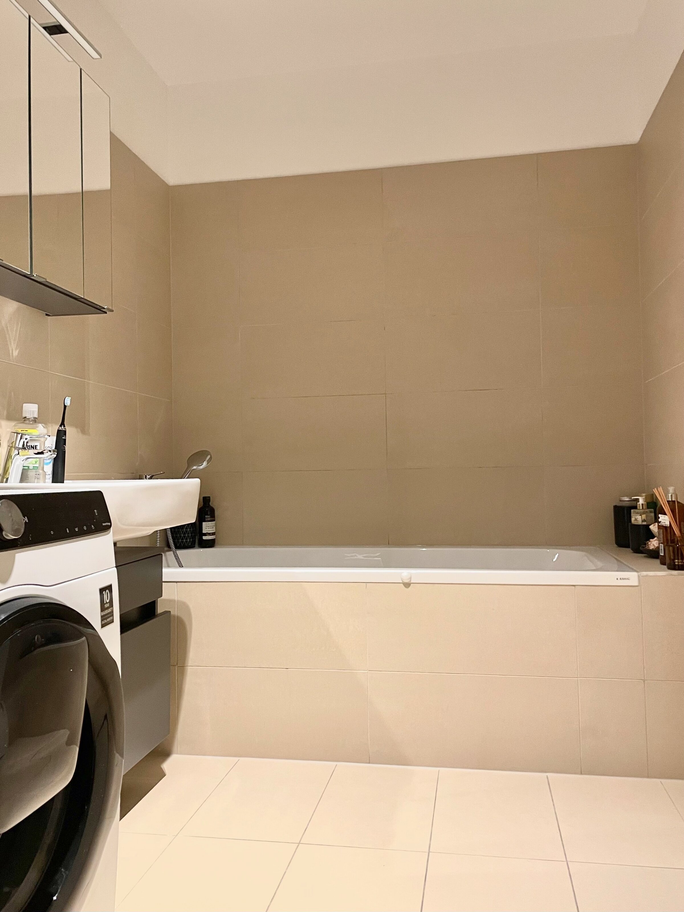 Bad mit Badewanne und Waschmaschine (6. Stock) | © Alexis Seyfried