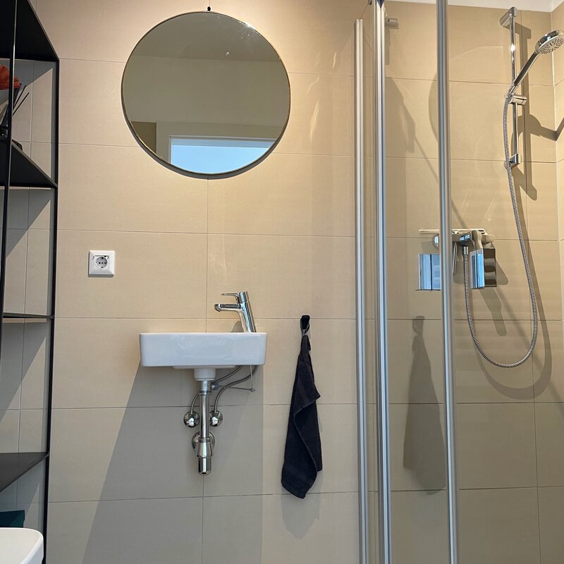 Badezimmer mit Duschkabine (7. Stock) | © Alexis Seyfried
