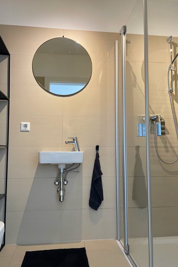 Badezimmer mit Duschkabine (7. Stock) | © Alexis Seyfried