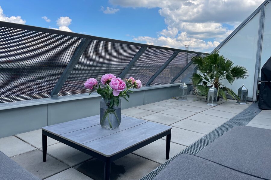 Große Terrasse mit Loungemöbel | © Alexis Seyfried