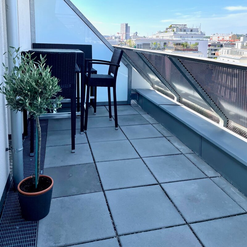 Terrasse mit Hochtisch, -bank und -stühle | © Alexis Seyfried