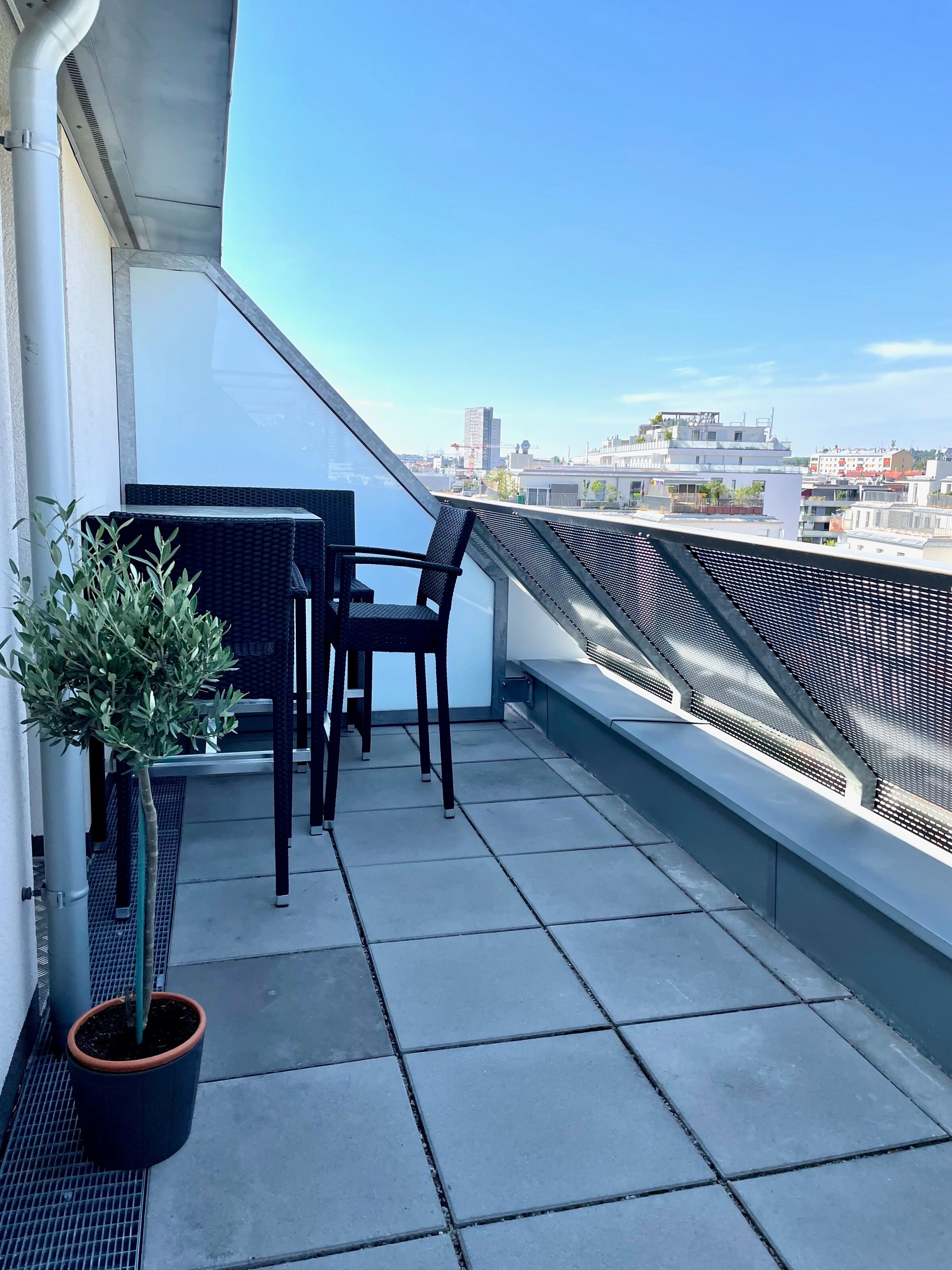 Terrasse mit Hochtisch, -bank und -stühle | © Alexis Seyfried