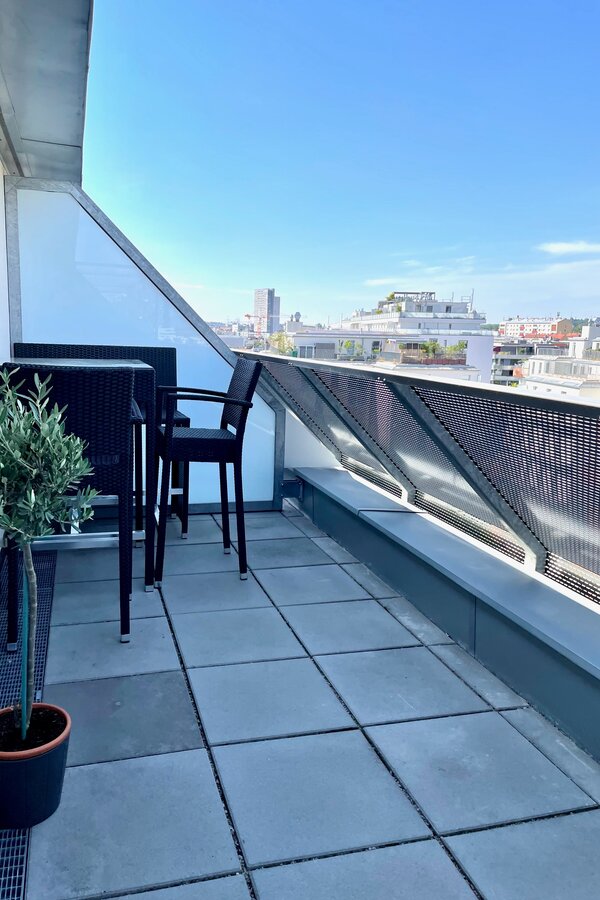 Terrasse mit Hochtisch, -bank und -stühle | © Alexis Seyfried