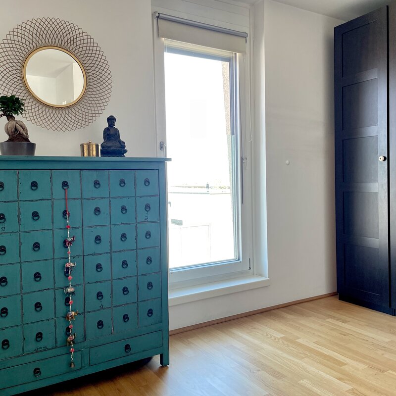 Helles Schlafzimmer mit großem Bett, Kommode und 2 großen Schränken (6. Stock) | © Alexis Seyfried