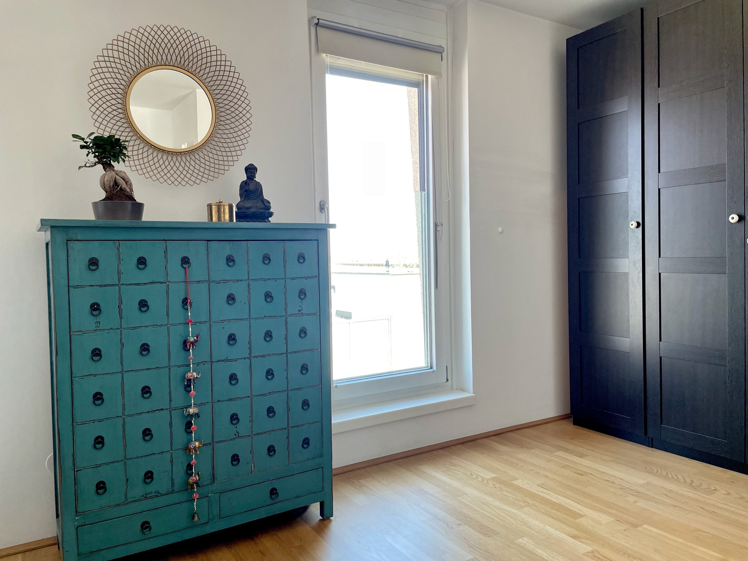 Helles Schlafzimmer mit großem Bett, Kommode und 2 großen Schränken (6. Stock) | © Alexis Seyfried