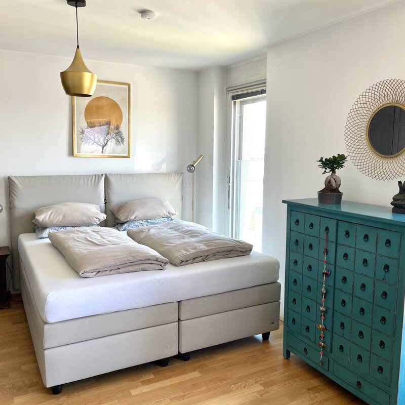 Schlafzimmer mit großem Bett, Kommode und 2 großen Schränken (6. Stock) | © Alexis Seyfried