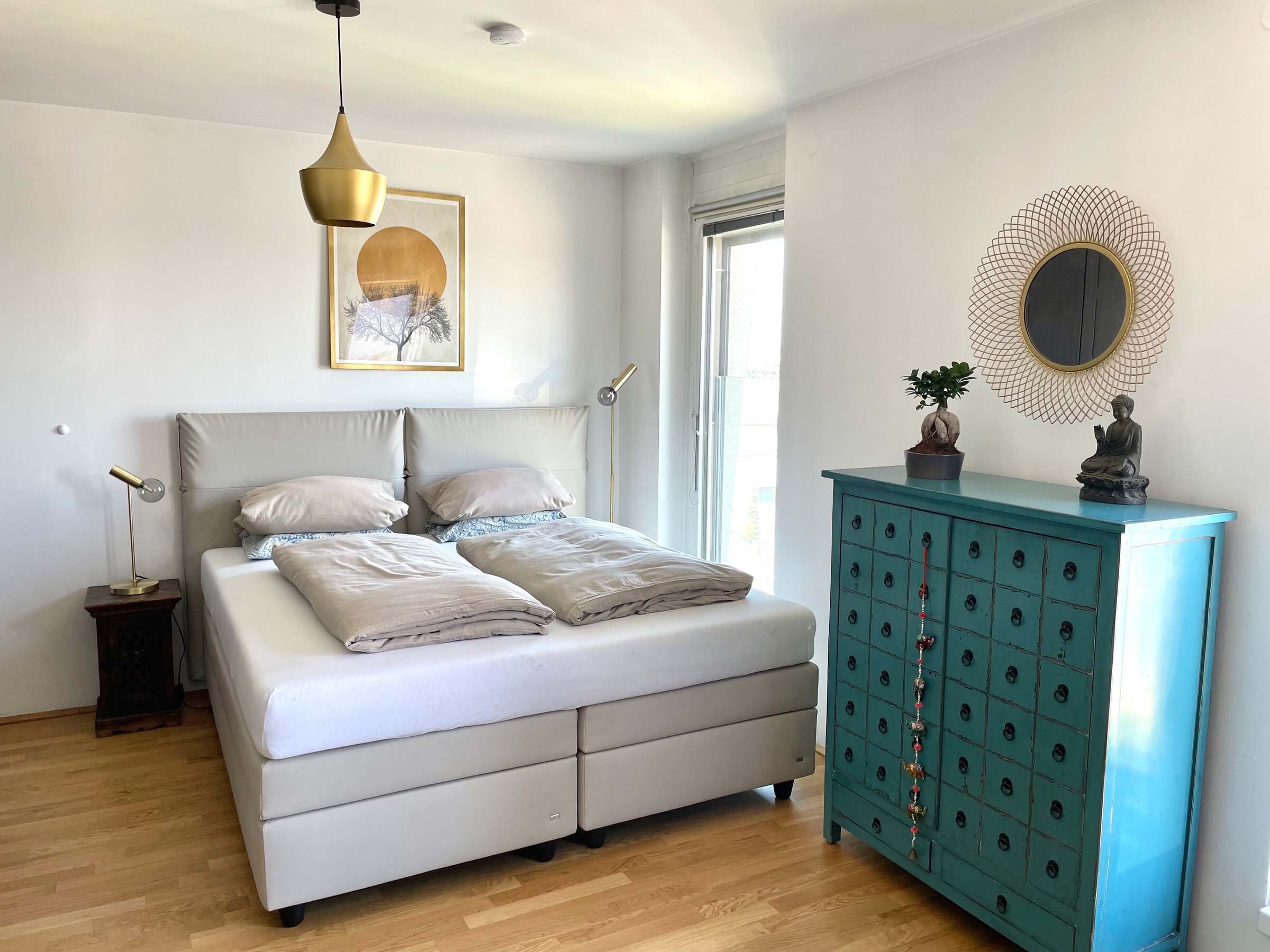 Schlafzimmer mit großem Bett, Kommode und 2 großen Schränken (6. Stock) | © Alexis Seyfried