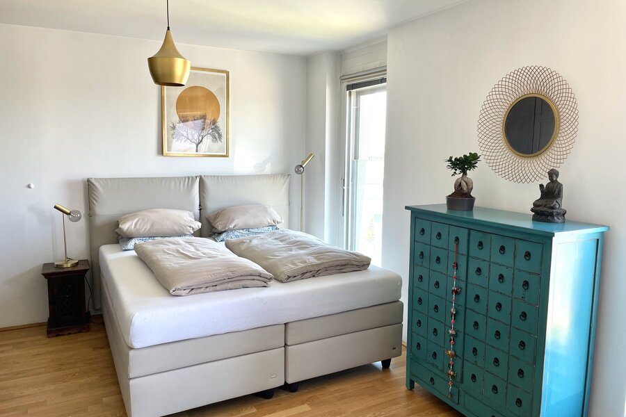 Schlafzimmer mit großem Bett, Kommode und 2 großen Schränken (6. Stock) | © Alexis Seyfried