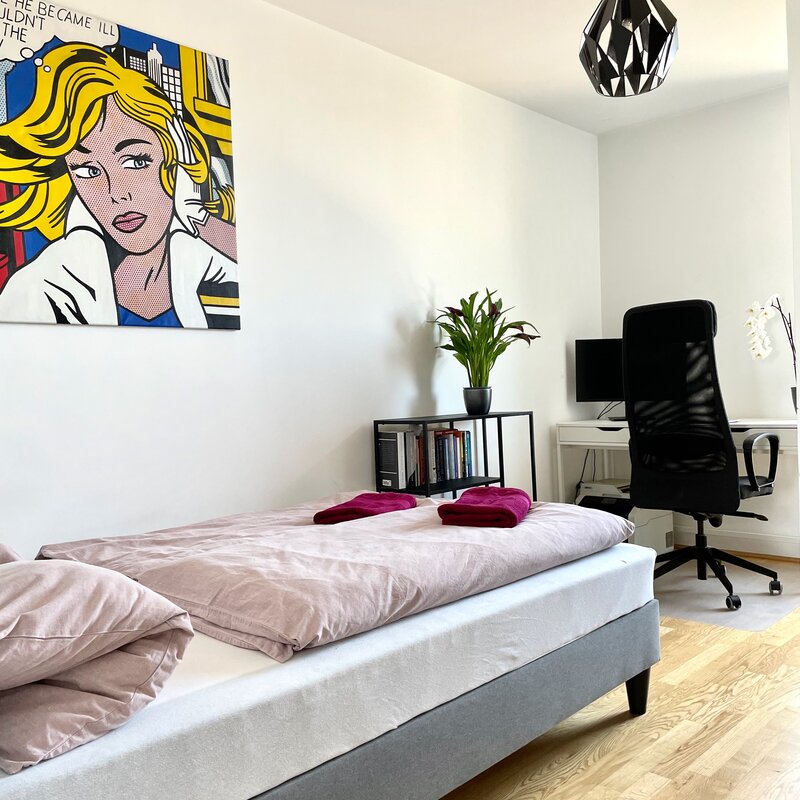 Schlafzimmer mit Arbeitstisch, Bildschirm und Drucker (7. Stock) | © Alexis Seyfried