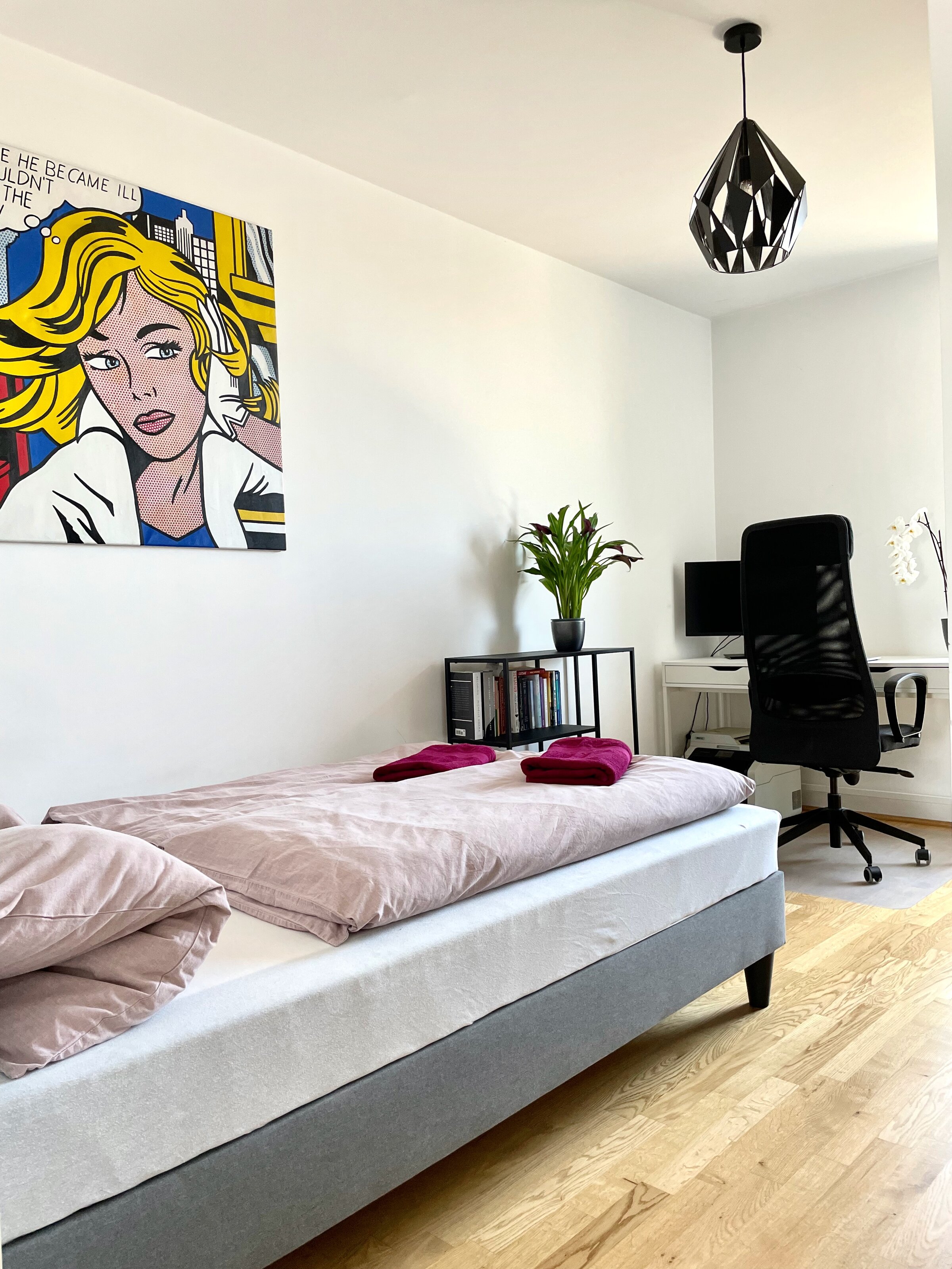 Schlafzimmer mit Arbeitstisch, Bildschirm und Drucker (7. Stock) | © Alexis Seyfried