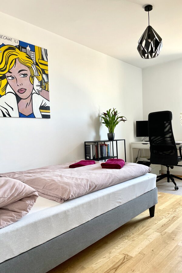 Schlafzimmer mit Arbeitstisch, Bildschirm und Drucker (7. Stock) | © Alexis Seyfried