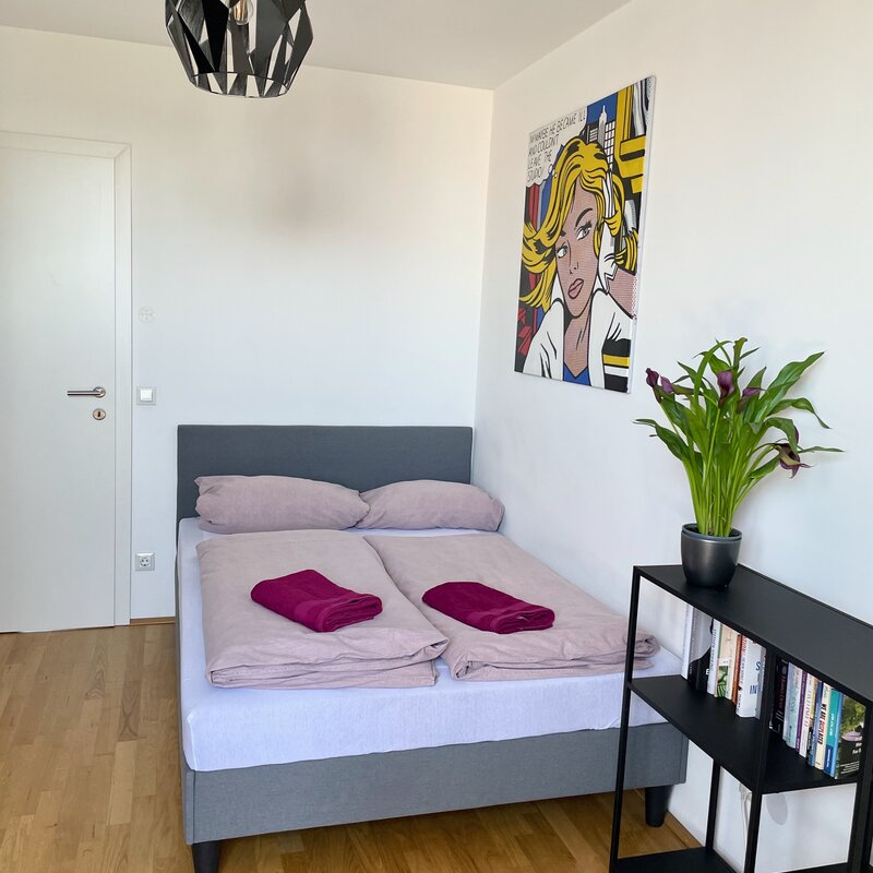 Schlafzimmer mit Arbeitstisch, Bildschirm und Drucker (7. Stock) | © Alexis Seyfried