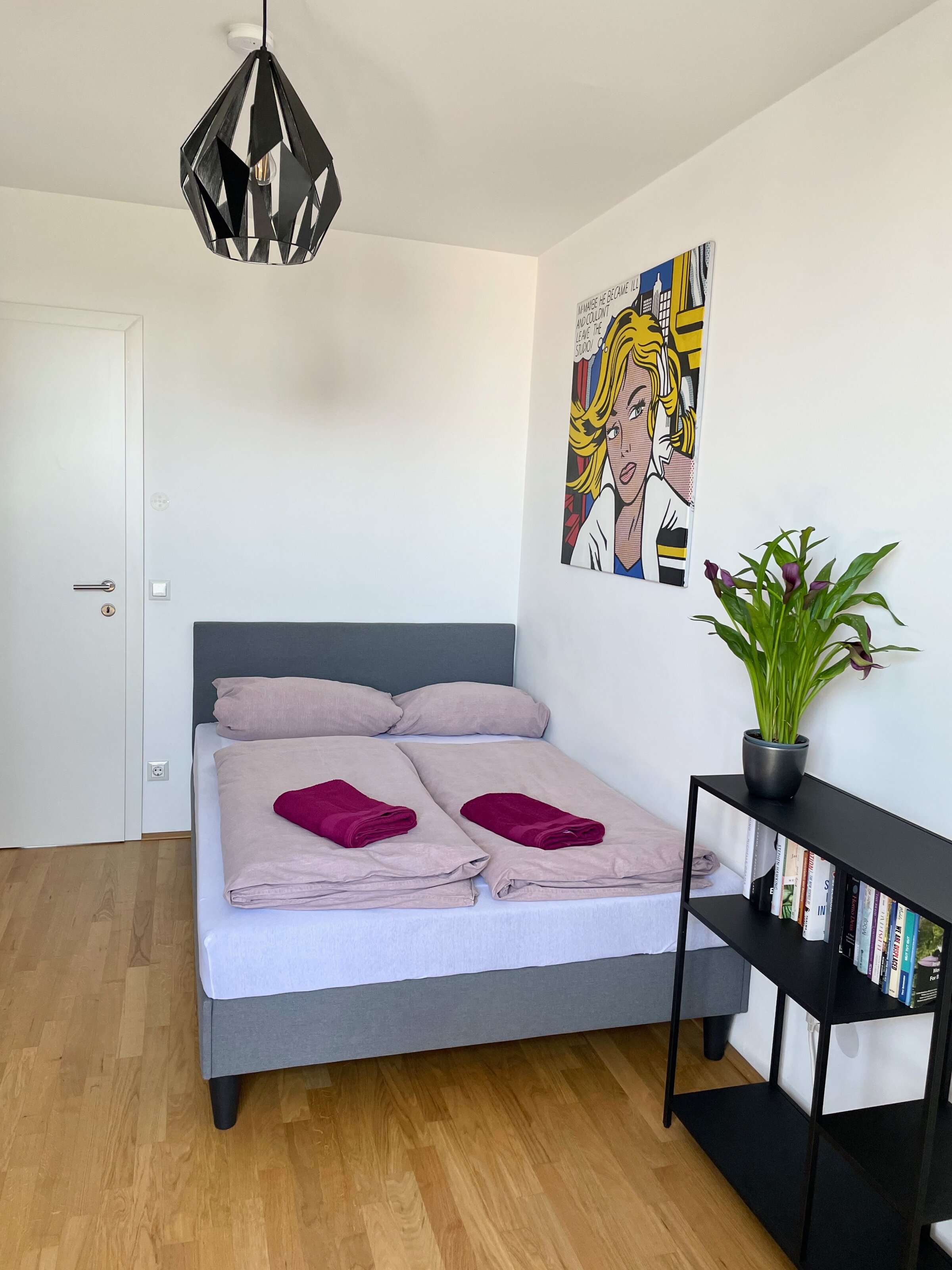 Schlafzimmer mit Arbeitstisch, Bildschirm und Drucker (7. Stock) | © Alexis Seyfried