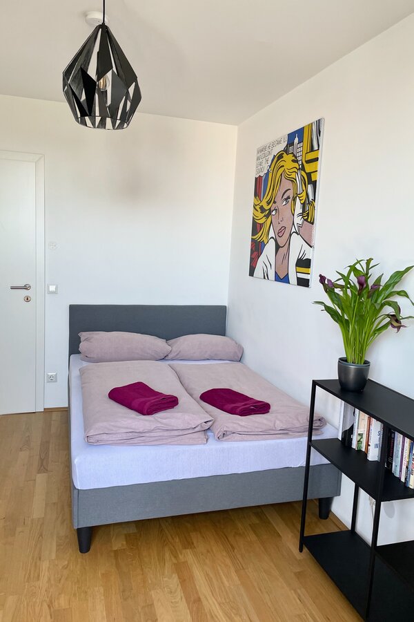 Schlafzimmer mit Arbeitstisch, Bildschirm und Drucker (7. Stock) | © Alexis Seyfried