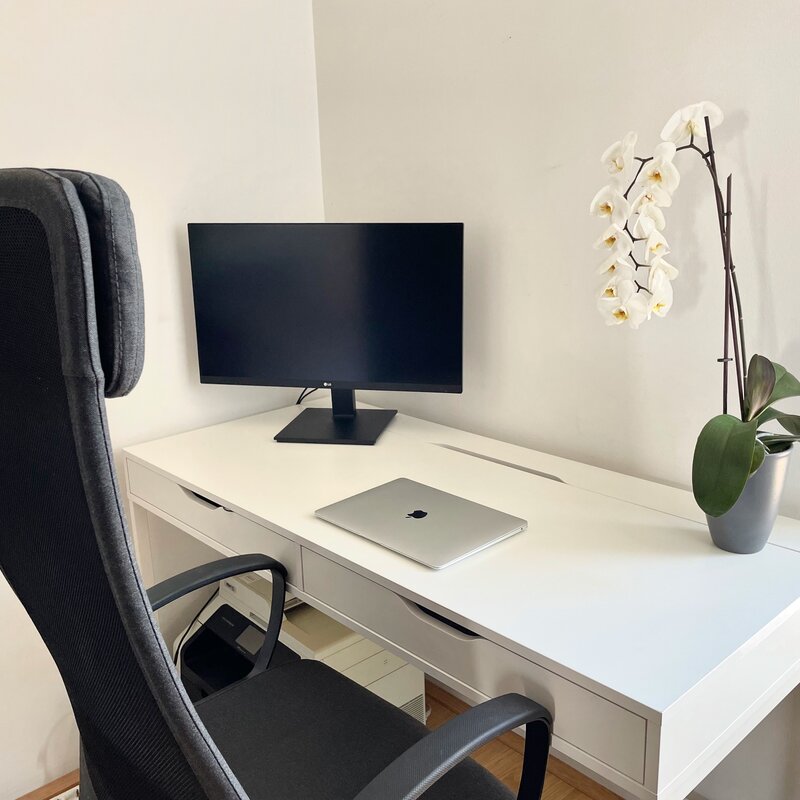 Schlafzimmer mit Arbeitstisch, Bildschirm und Drucker (7. Stock)