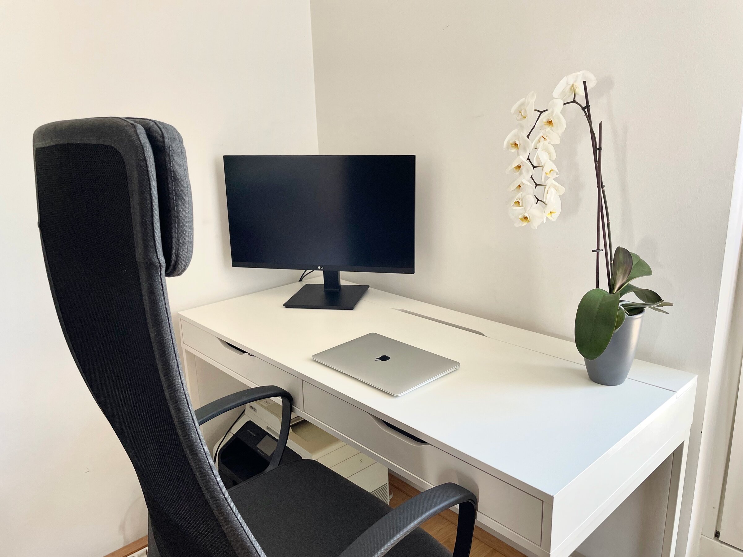 Schlafzimmer mit Arbeitstisch, Bildschirm und Drucker (7. Stock)