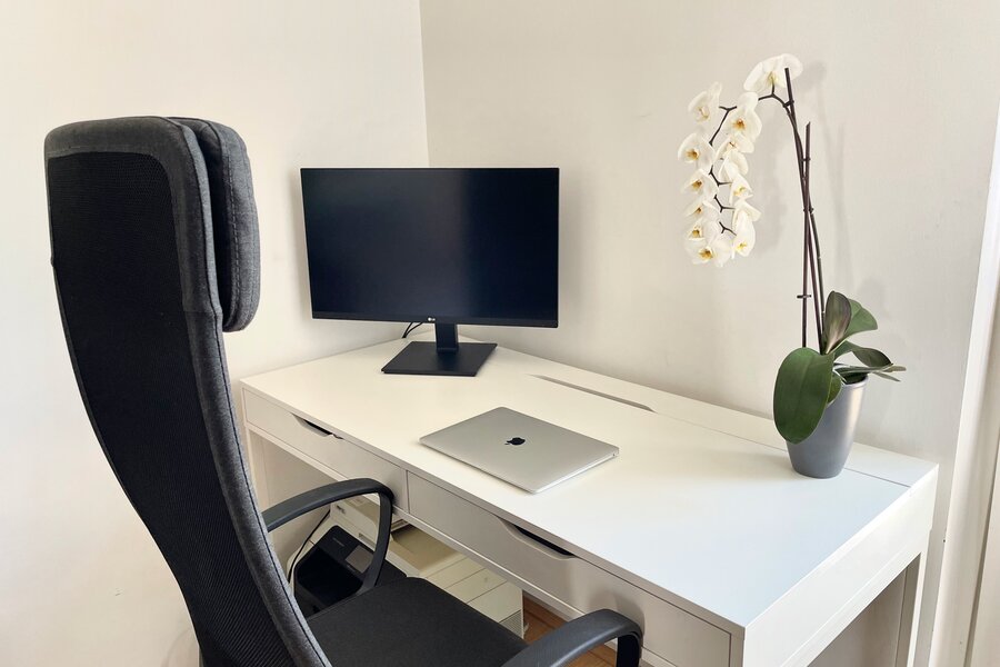 Schlafzimmer mit Arbeitstisch, Bildschirm und Drucker (7. Stock)