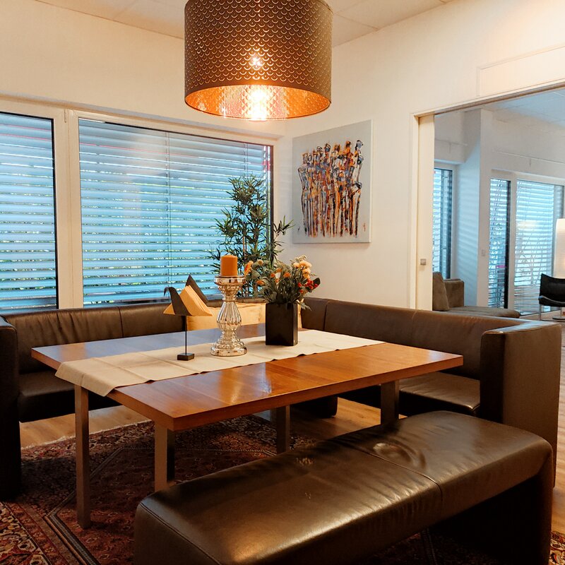 Elegant dining area with leather seating – 2-room apartment, short-term rental & temporary housing 1 to 6 months, Salzburg