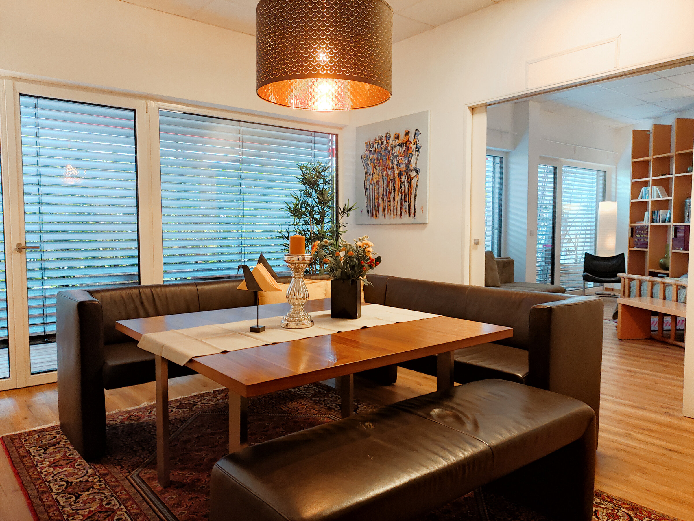 Elegant dining area with leather seating – 2-room apartment, short-term rental & temporary housing 1 to 6 months, Salzburg