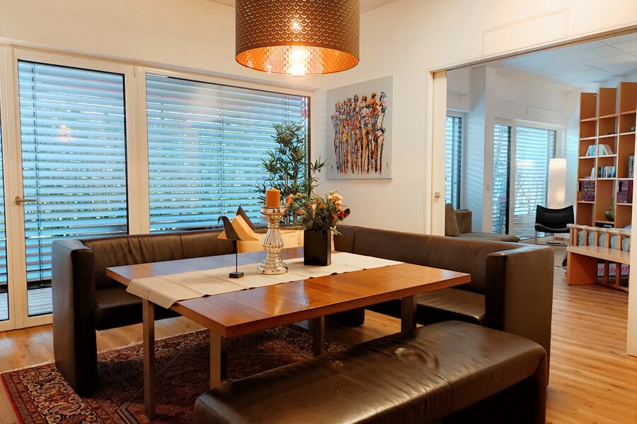 Elegant dining area with leather seating – 2-room apartment, short-term rental & temporary housing 1 to 6 months, Salzburg