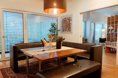 Elegant dining area with leather seating – 2-room apartment, short-term rental & temporary housing 1 to 6 months, Salzburg