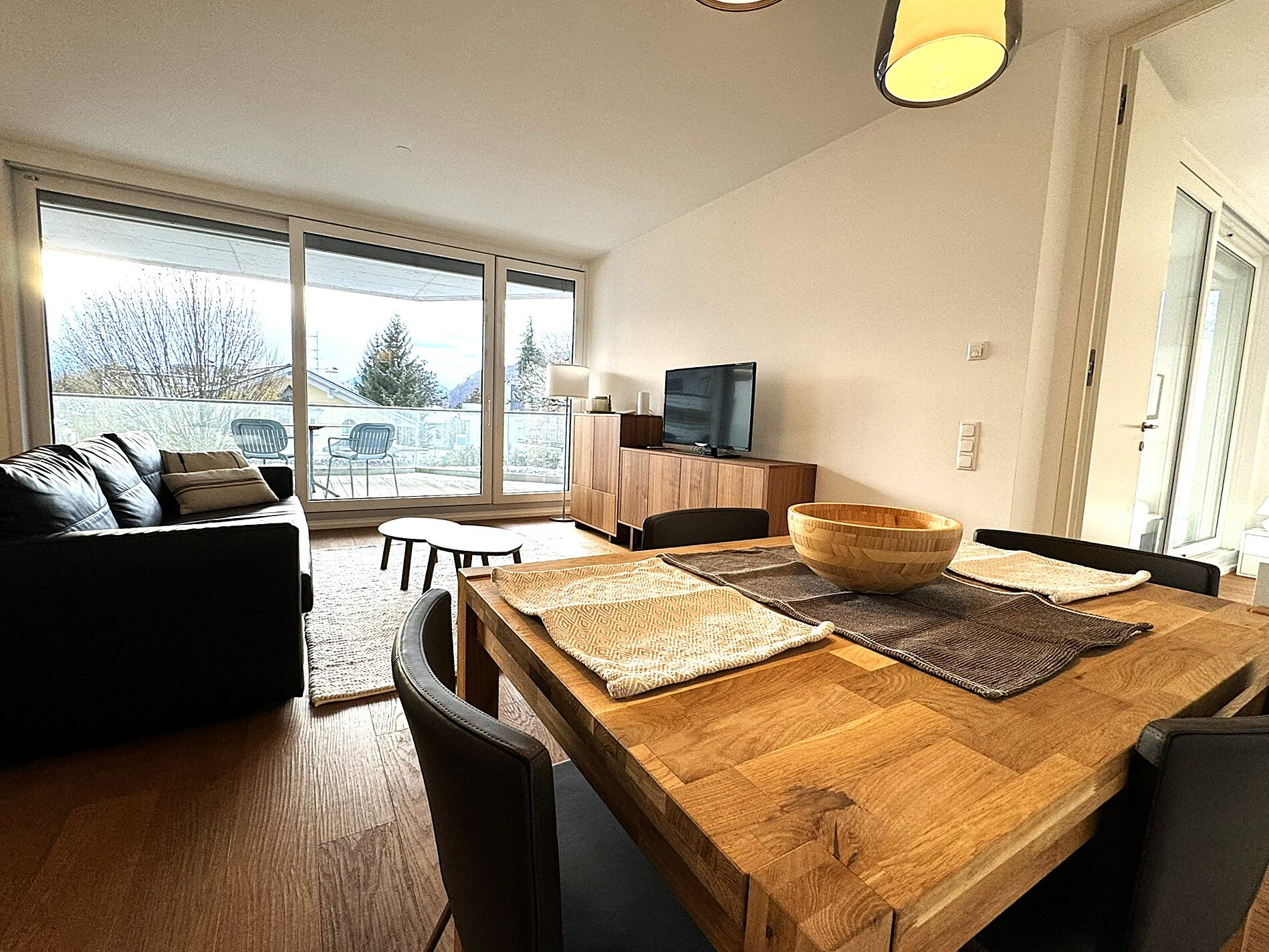 Cosy, bright living room with kitchen and balcony | © PSG