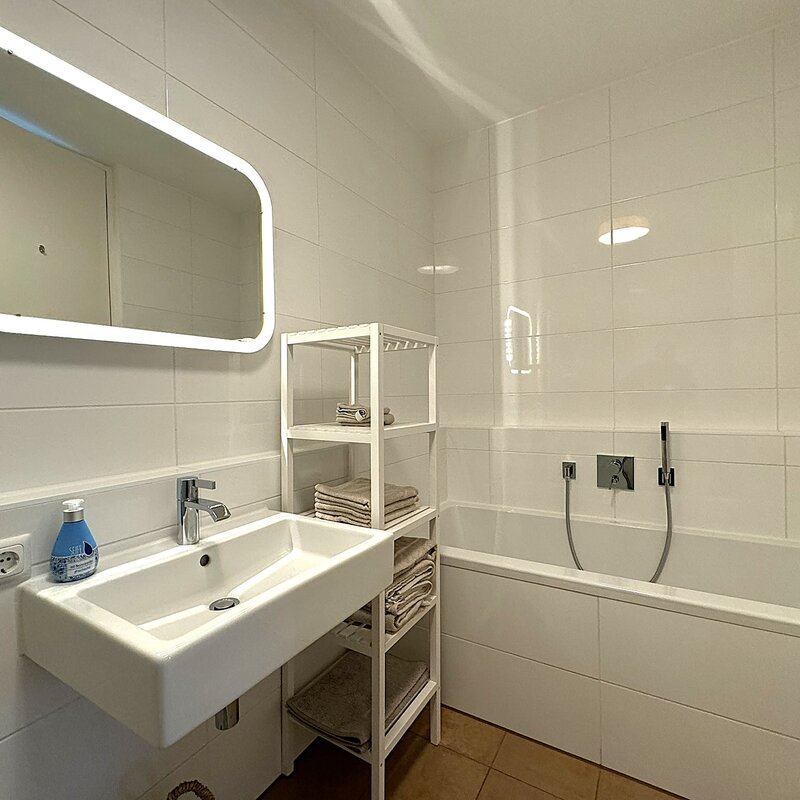 Badezimmer mit Dusche und Badewanne | © PSG