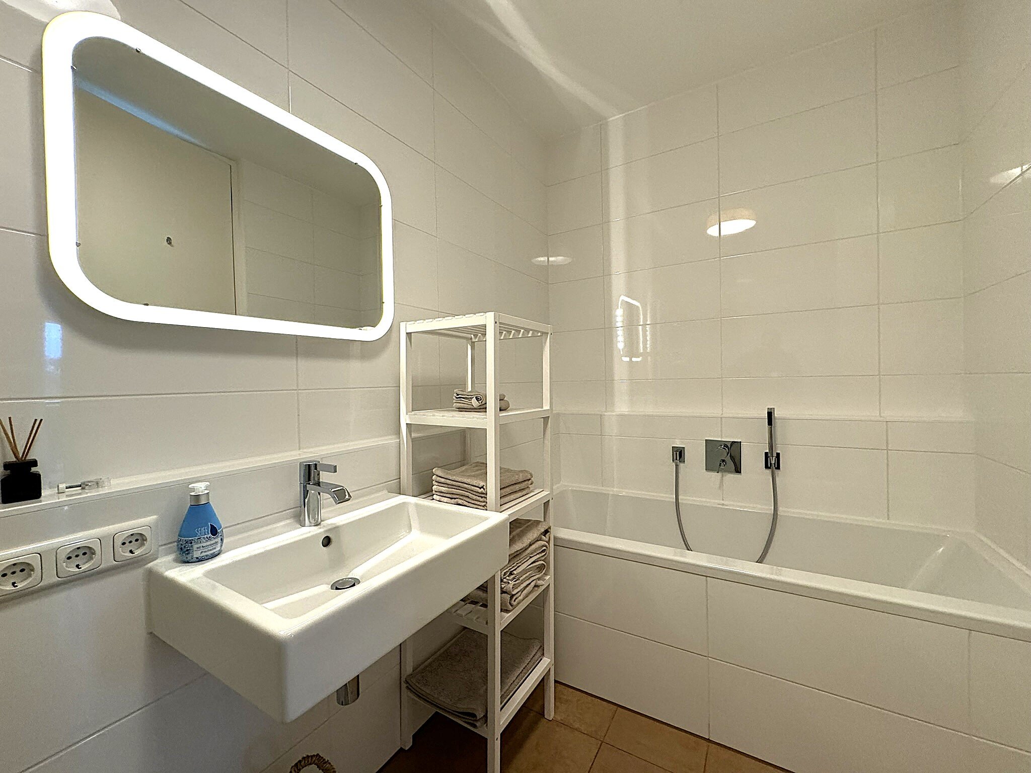 Badezimmer mit Dusche und Badewanne | © PSG