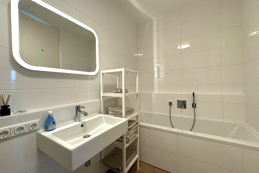 Badezimmer mit Dusche und Badewanne | © PSG