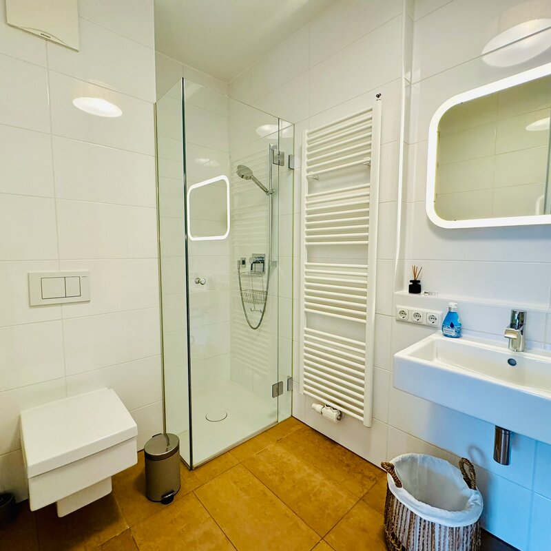 Bad mit Dusche und Badewanne