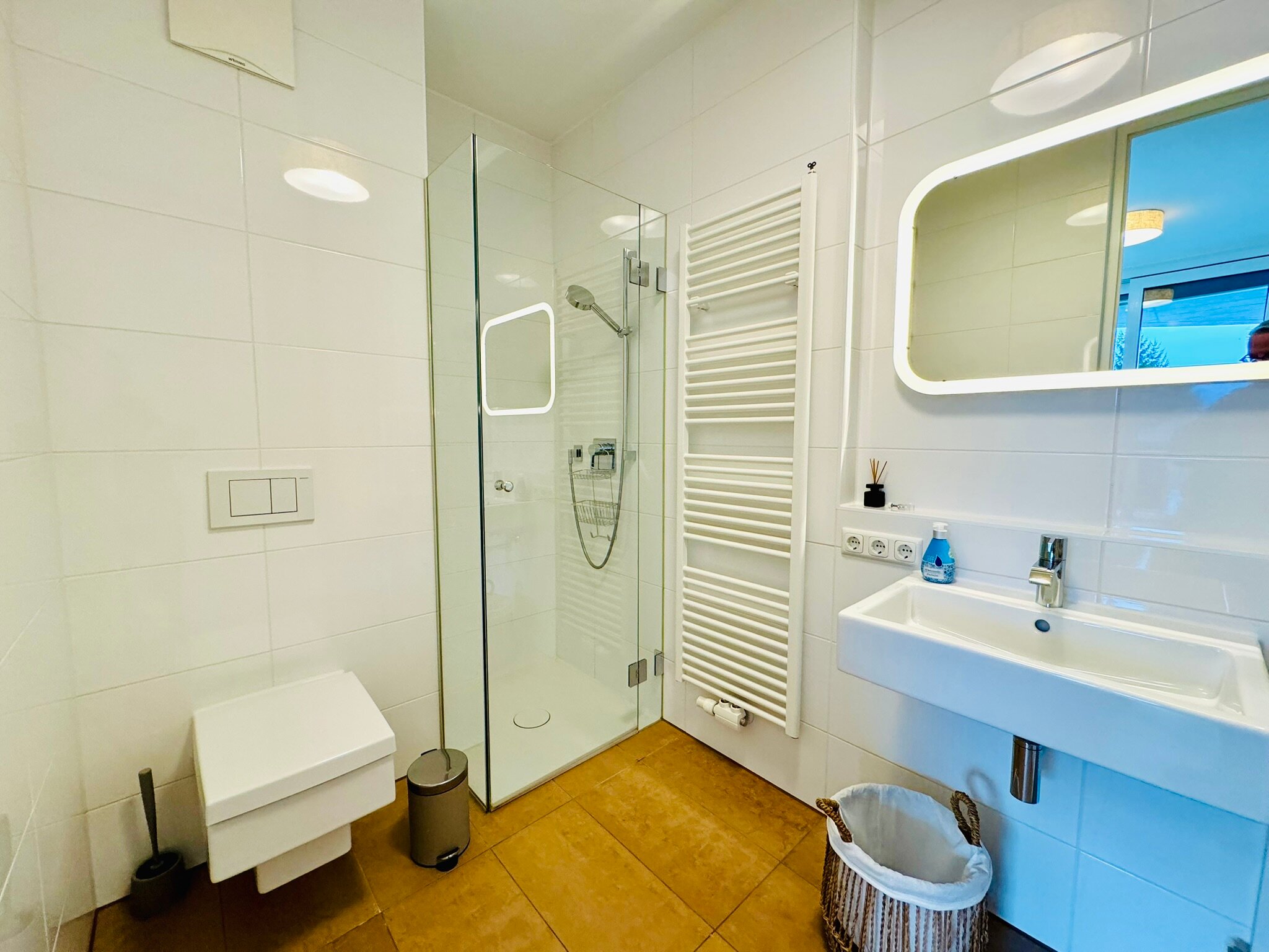 Bathroom with shower and bathtub | © PSG