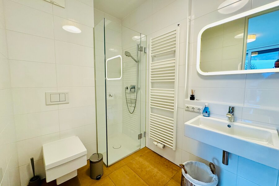 Bad mit Dusche und Badewanne