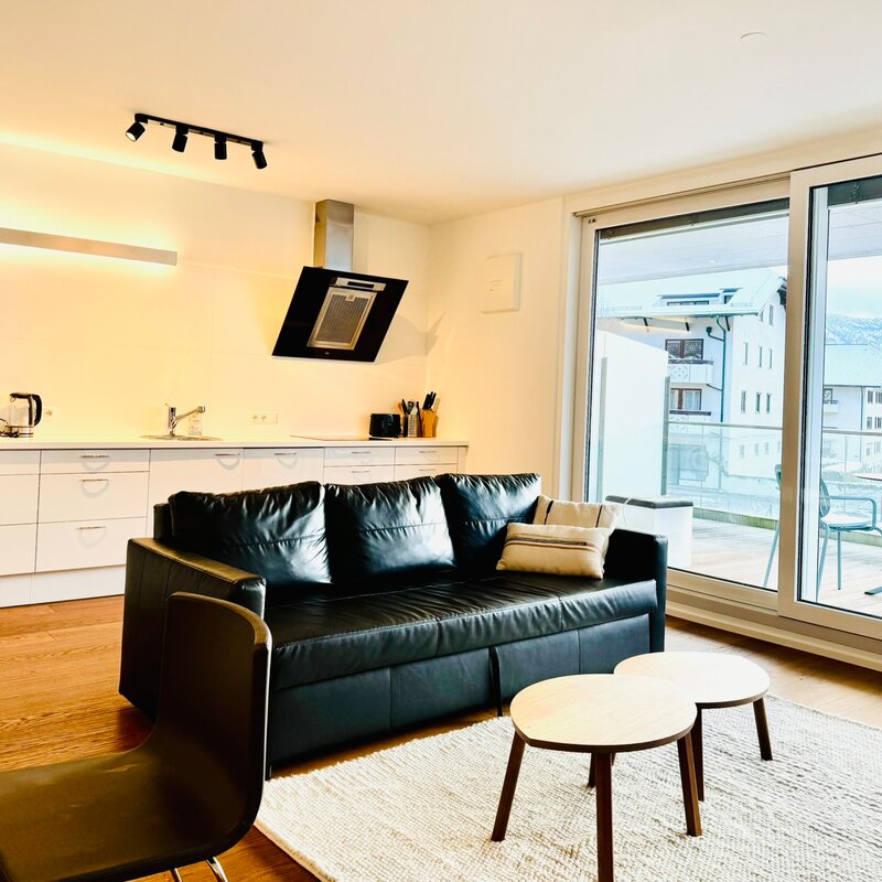 Gemütliches helles Wohnzimmer mit Küche und Balkon | © PSG