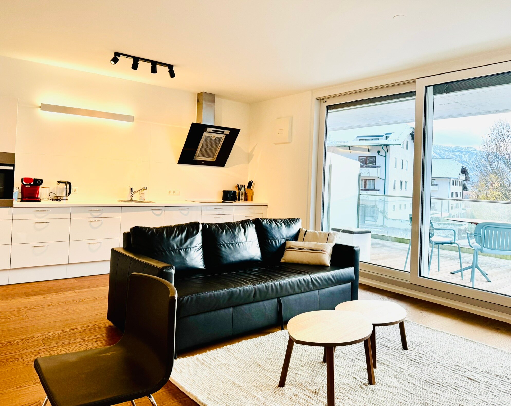 Gemütliches helles Wohnzimmer mit Küche und Balkon | © PSG