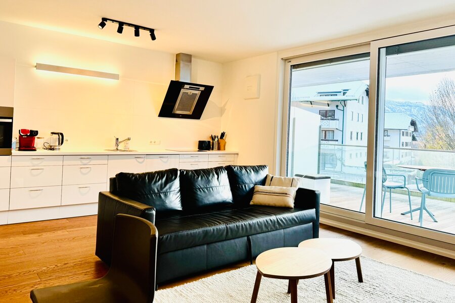 Gemütliches helles Wohnzimmer mit Küche und Balkon | © PSG